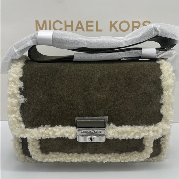 MICHAEL KORS Bradshaw Medium Suede and Faux Shearling Messenger Bag
Olive 
NWT - Picture 16 of 16